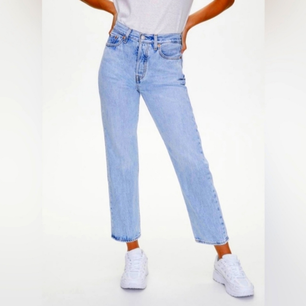 LEVI'S WEDGIE Straight light/medium wash in excellent condition